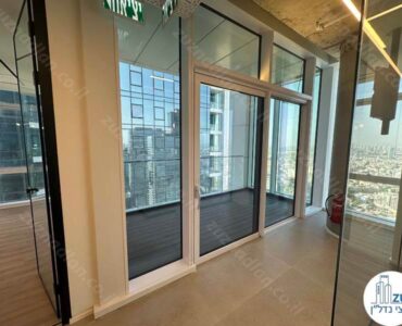 יציאה למרפסת של משרד להשכרה בקומה גבוהה במגדל לייף בבני ברק