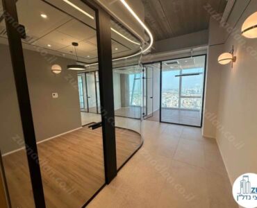 חדר ישיבות של משרד להשכרה בקומה גבוהה במגדל לייף בבני ברק