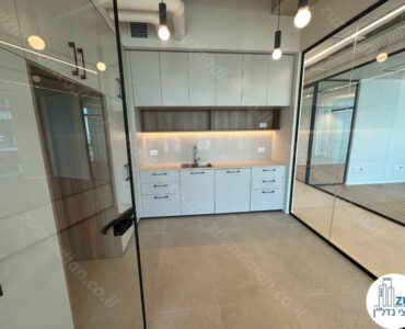 מטבחון של משרד להשכרה בקומה גבוהה במגדל לייף בבני ברק