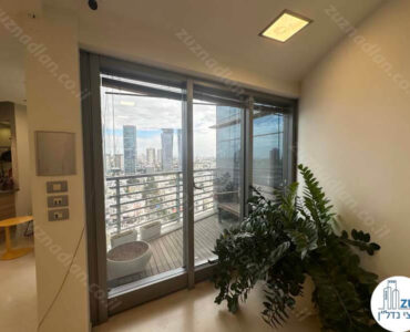 יציאה למרפסת של משרד להשכרה לעורכי דין 670 מר במגדל פלטינום בתל אביב