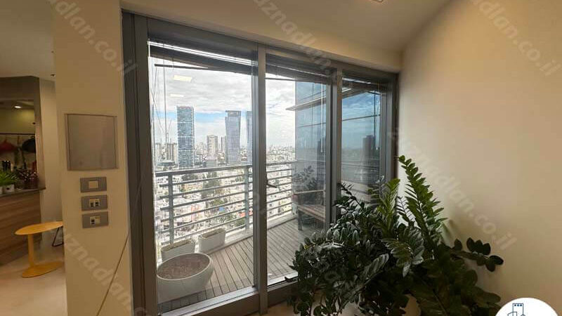 יציאה למרפסת של משרד להשכרה לעורכי דין 670 מר במגדל פלטינום בתל אביב