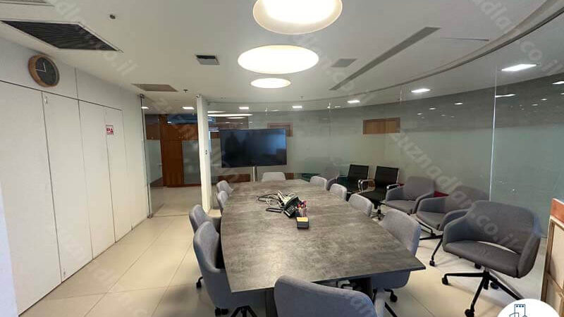 חדר ישיבות עם שולחן של משרד להשכרה לעורכי דין 670 מר במגדל פלטינום בתל אביב