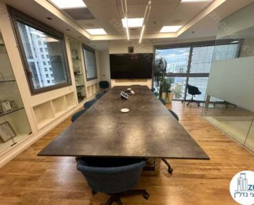 שולחן ישיבות של משרד להשכרה לעורכי דין 670 מר במגדל פלטינום בתל אביב