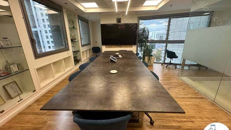 שולחן ישיבות של משרד להשכרה לעורכי דין 670 מר במגדל פלטינום בתל אביב