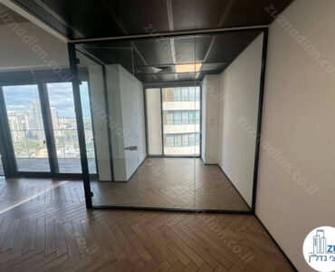 חדר של משרד להשכרה 96 מר עם מרפסת במגדל רסיטל בתל אביב