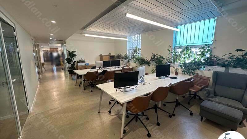 עמדות עבודה של משרד להשכרה להייטק 483 מר בבניין משרדים במתחם שרונה בתל אביב