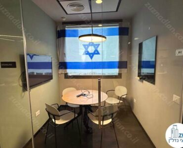 חדר ישיבות קטן של משרד להשכרה להייטק בבית עוז רמת גן