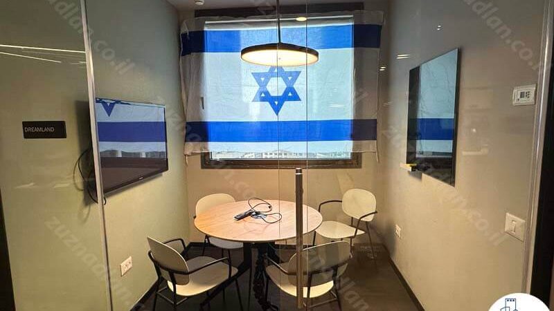 חדר ישיבות קטן של משרד להשכרה להייטק בבית עוז רמת גן