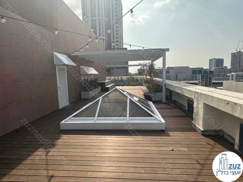 גג של משרד חדש להשכרה 550 מר בבניין משרדים בציר יגאל אלון בתל אביב