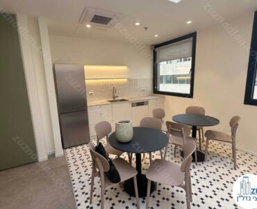 מטבחון של משרד חדש להשכרה 550 מר בבניין משרדים בציר יגאל אלון בתל אביב