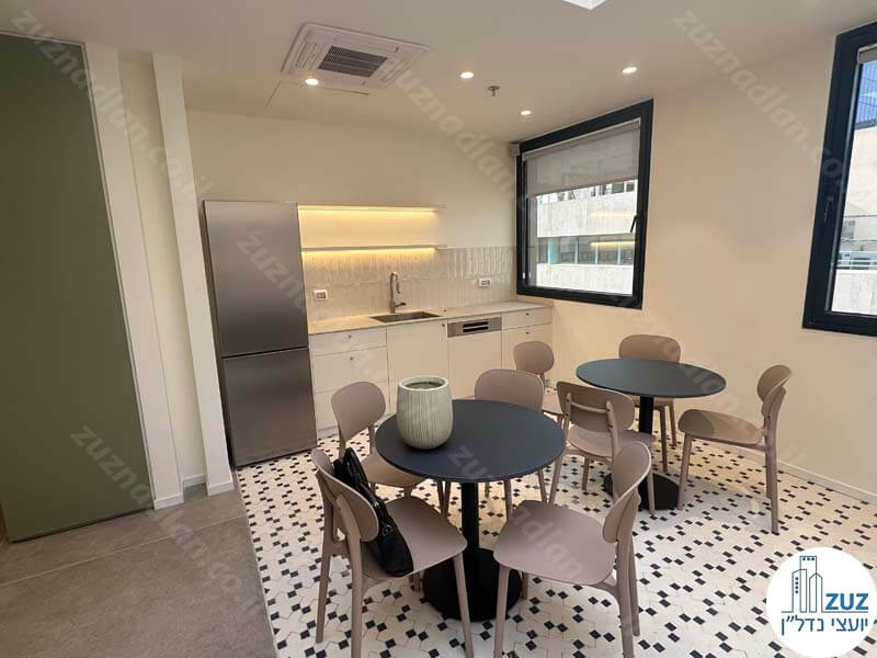 מטבחון של משרד חדש להשכרה 550 מר בבניין משרדים בציר יגאל אלון בתל אביב