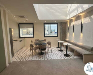 פינת אוכל של משרד חדש להשכרה 550 מר בבניין משרדים בציר יגאל אלון בתל אביב