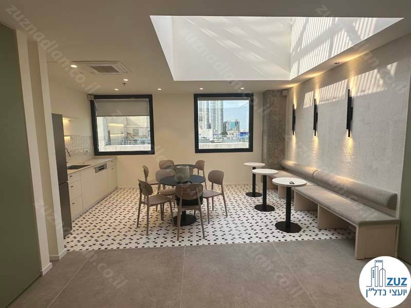 פינת אוכל של משרד חדש להשכרה 550 מר בבניין משרדים בציר יגאל אלון בתל אביב
