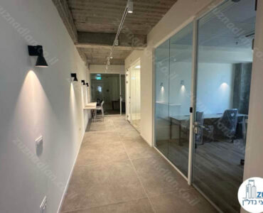 מסדרון של משרד חדש להשכרה 550 מר בבניין משרדים בציר יגאל אלון בתל אביב