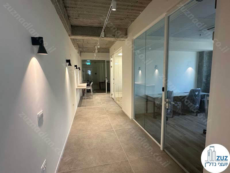מסדרון של משרד חדש להשכרה 550 מר בבניין משרדים בציר יגאל אלון בתל אביב