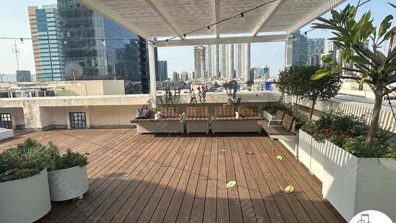 גג של משרד חדש להשכרה 550 מר בבניין משרדים בציר יגאל אלון בתל אביב
