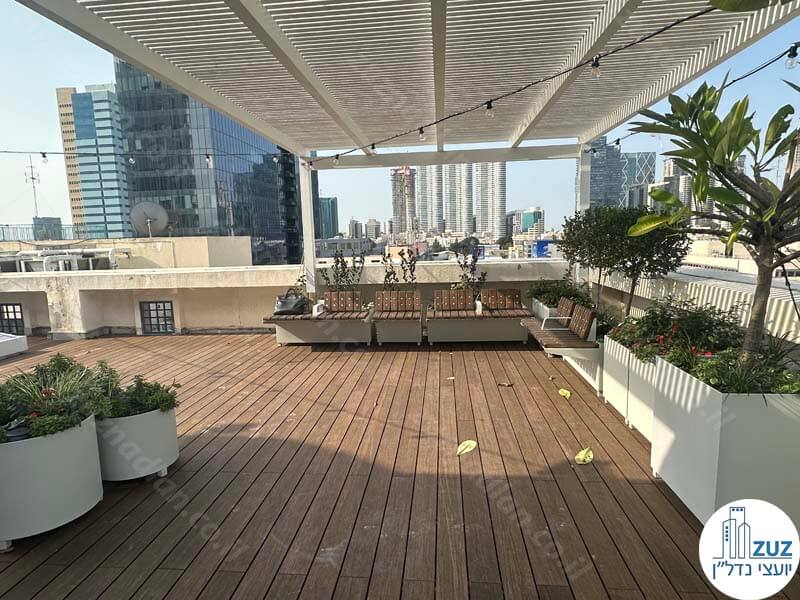 גג של משרד חדש להשכרה 550 מר בבניין משרדים בציר יגאל אלון בתל אביב