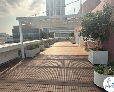 גג של משרד חדש להשכרה 550 מר בבניין משרדים בציר יגאל אלון בתל אביב