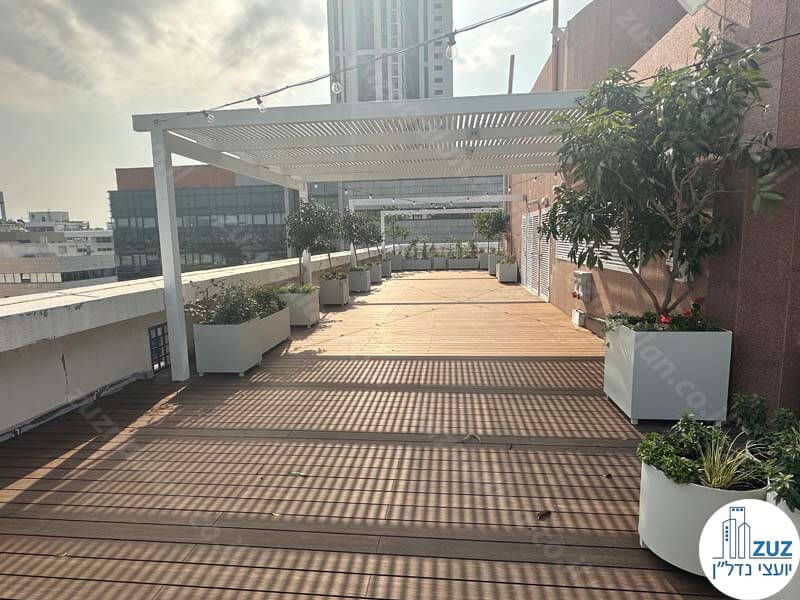 גג של משרד חדש להשכרה 550 מר בבניין משרדים בציר יגאל אלון בתל אביב