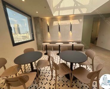 פינת אוכל של משרד חדש להשכרה 550 מר בבניין משרדים בציר יגאל אלון בתל אביב