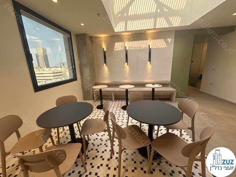 פינת אוכל של משרד חדש להשכרה 550 מר בבניין משרדים בציר יגאל אלון בתל אביב