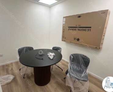 חדר ישיבות קטן של משרד חדש להשכרה 550 מר בבניין משרדים בציר יגאל אלון בתל אביב