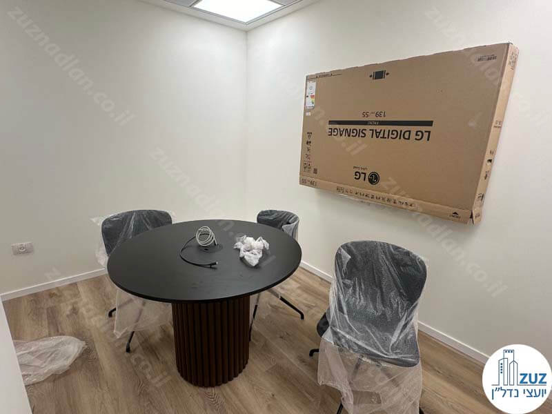 חדר ישיבות קטן של משרד חדש להשכרה 550 מר בבניין משרדים בציר יגאל אלון בתל אביב