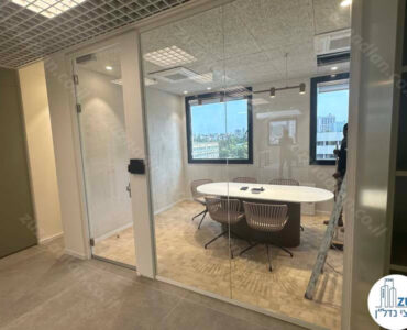 חדר ישיבות של משרד חדש להשכרה 550 מר בבניין משרדים בציר יגאל אלון בתל אביב