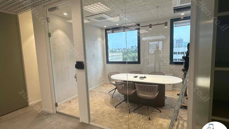 חדר ישיבות של משרד חדש להשכרה 550 מר בבניין משרדים בציר יגאל אלון בתל אביב