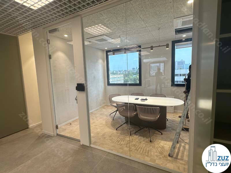 חדר ישיבות של משרד חדש להשכרה 550 מר בבניין משרדים בציר יגאל אלון בתל אביב