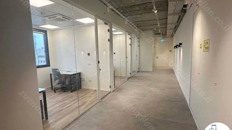 כניסה לחדרים של משרד חדש להשכרה 550 מר בבניין משרדים בציר יגאל אלון בתל אביב