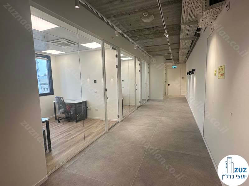 כניסה לחדרים של משרד חדש להשכרה 550 מר בבניין משרדים בציר יגאל אלון בתל אביב