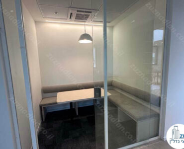 בוטים לשיחות טלפון של משרד חדש להשכרה 550 מר בבניין משרדים בציר יגאל אלון בתל אביב