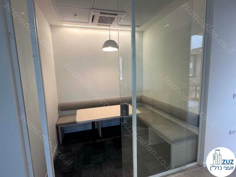 בוטים לשיחות טלפון של משרד חדש להשכרה 550 מר בבניין משרדים בציר יגאל אלון בתל אביב