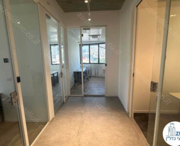 כניסה לחדרים של משרד חדש להשכרה 550 מר בבניין משרדים בציר יגאל אלון בתל אביב