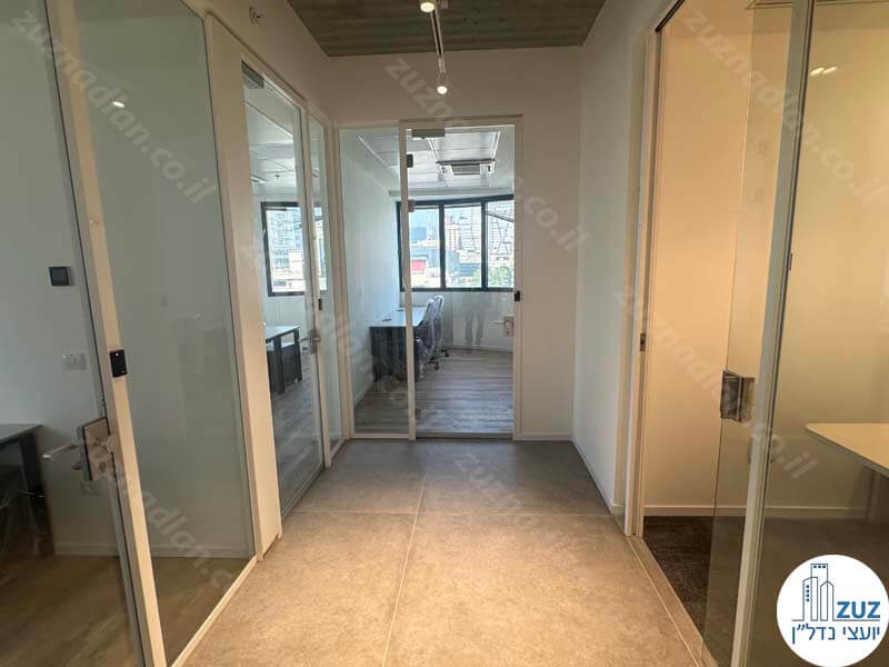כניסה לחדרים של משרד חדש להשכרה 550 מר בבניין משרדים בציר יגאל אלון בתל אביב