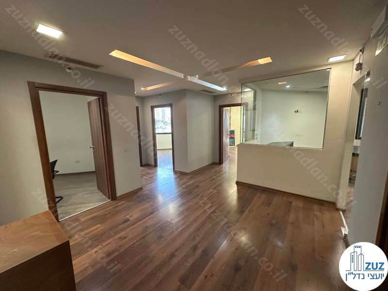 כניסה לחדרים של משרד להשכרה לעורכי דין בבית אגיש רבד בתל אביב