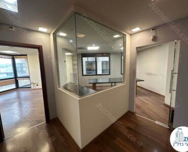 כניסה לחדרים של משרד להשכרה לעורכי דין בבית אגיש רבד בתל אביב