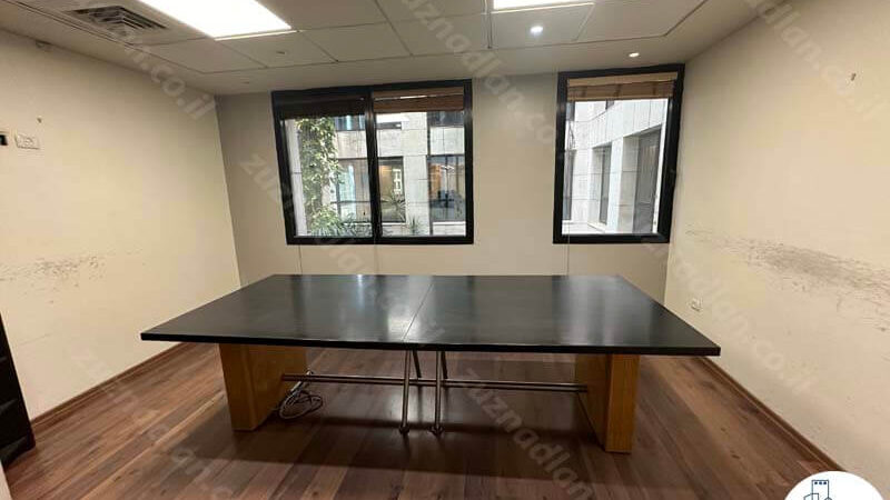 חדר ישיבות של משרד להשכרה לעורכי דין בבית אגיש רבד בתל אביב