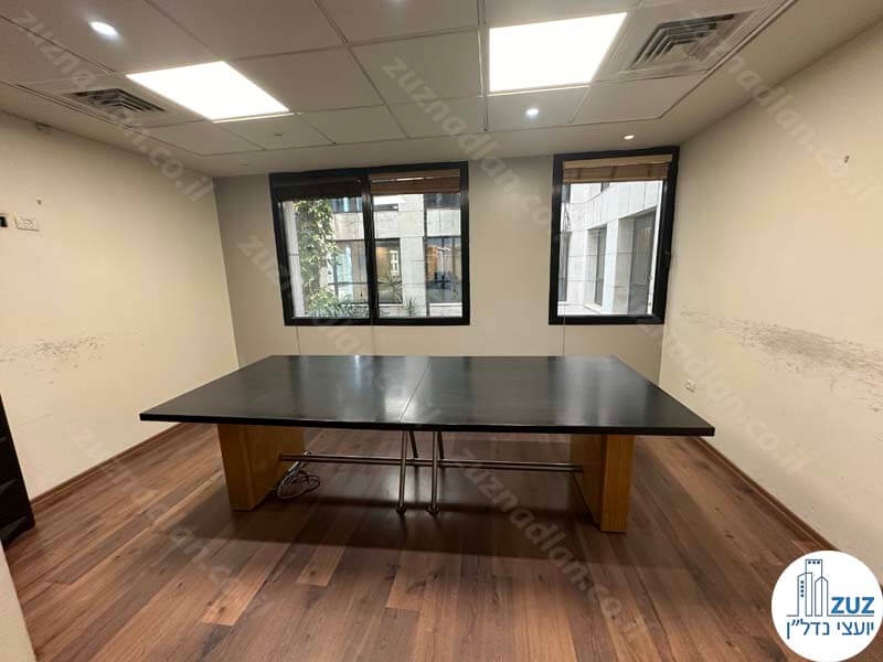 חדר ישיבות של משרד להשכרה לעורכי דין בבית אגיש רבד בתל אביב