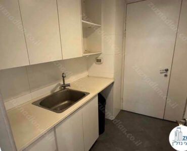 מטבחון של משרד להשכרה לעורכי דין בבית אגיש רבד בתל אביב