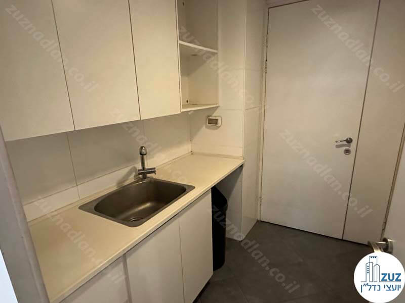 מטבחון של משרד להשכרה לעורכי דין בבית אגיש רבד בתל אביב