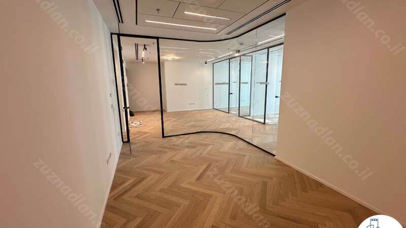 חדר ישיבות של משרד 150 מר להשכרה במגדל סקי טאוור במתחם חסן ערפה בתל אביב