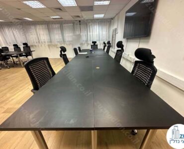 שולחן של משרד להשכרה להייטק בבית קליפורניה תל אביב