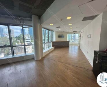 רחבת כניסה של משרד להשכרה עם מרפסת בבית מוזס במתחם רוטשילד תל אביב