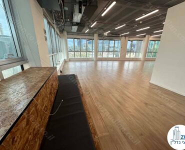 פינת ישיבה של משרד להשכרה עם מרפסת בבית מוזס במתחם רוטשילד תל אביב