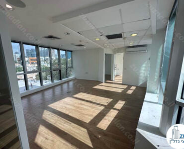 חדר של משרד להשכרה עם מרפסת בבית מוזס במתחם רוטשילד תל אביב