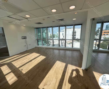 חדר גדול של משרד להשכרה עם מרפסת בבית מוזס במתחם רוטשילד תל אביב