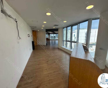 רחבת כניסה של משרד להשכרה עם מרפסת בבית מוזס במתחם רוטשילד תל אביב