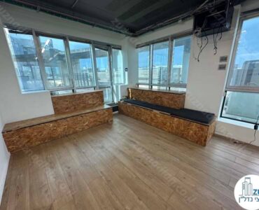 פינת ישיבה של משרד להשכרה עם מרפסת בבית מוזס במתחם רוטשילד תל אביב